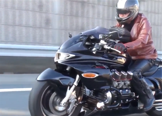 98万摩托车上高速,车型本田龙神,排量1520cc,全球发行100台